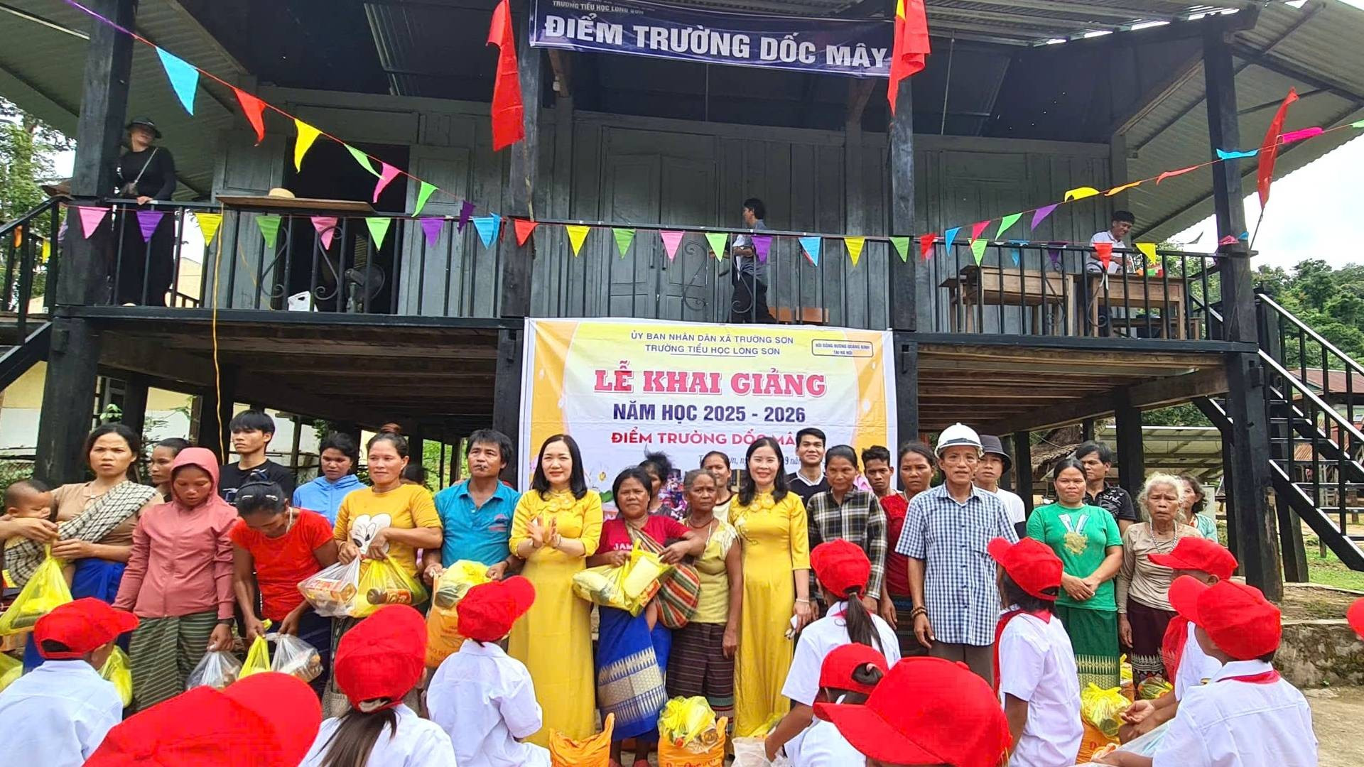 Điểm trường Dốc Mây trong ngày khai giảng năm học 2025-2026. Ngay sau lễ khai giảng, nhà trường tặng quà cho phụ huynh học sinh, (Ảnh: VĂN TRÁNG)