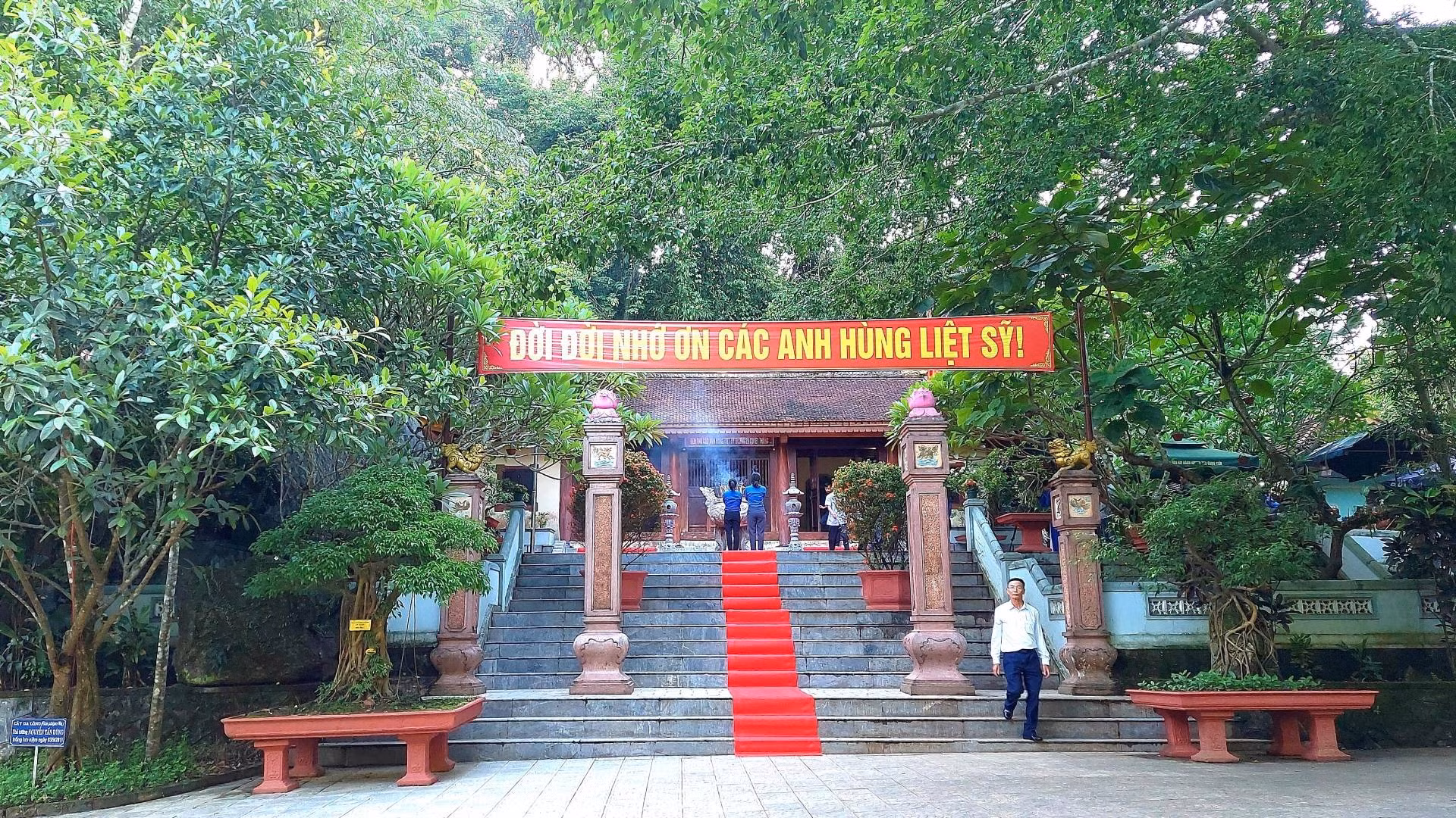 Đền tưởng niệm Anh hùng liệt sĩ đường 20 Quyết thắng (còn gọi là hang Tám thanh xung phong).