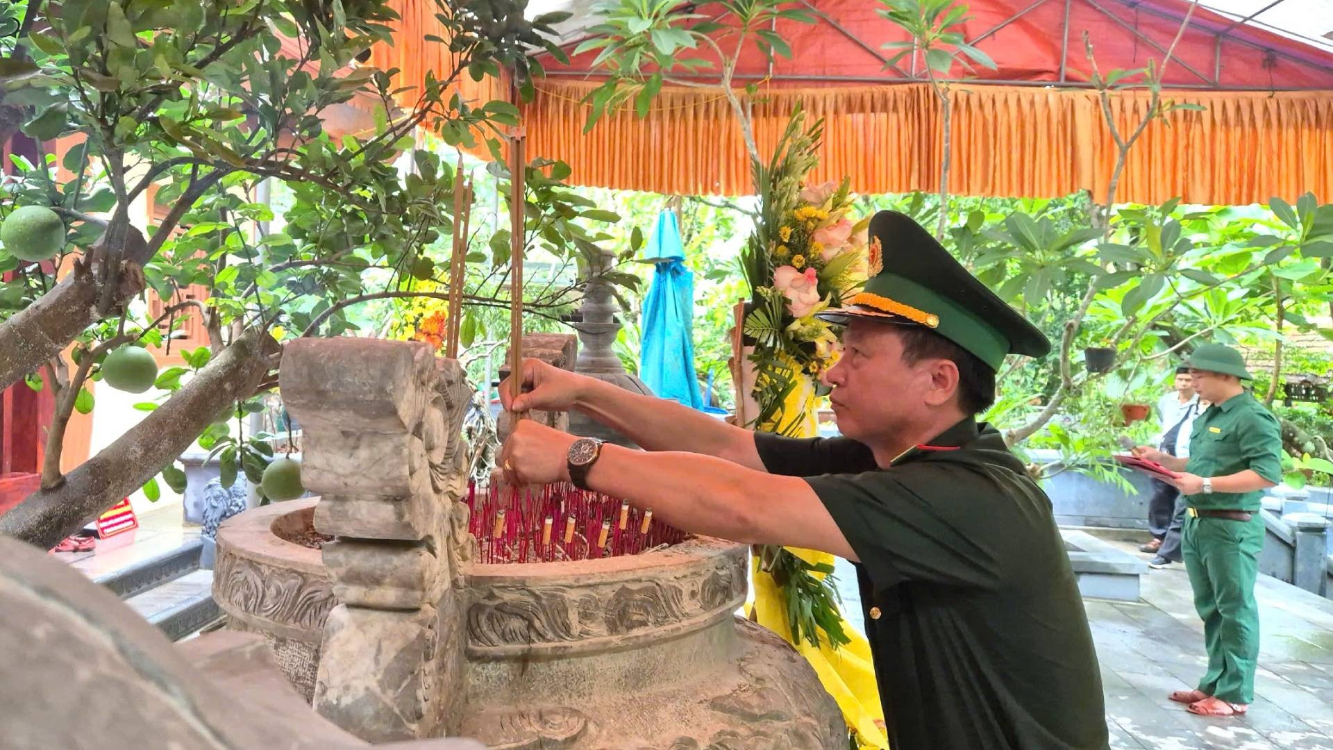 Đại tá Đinh Xuân Hùng, Chính ủy Bộ đội Biên phòng Quảng Trị dâng hương tại đền tưởng niệm. a3.jpg