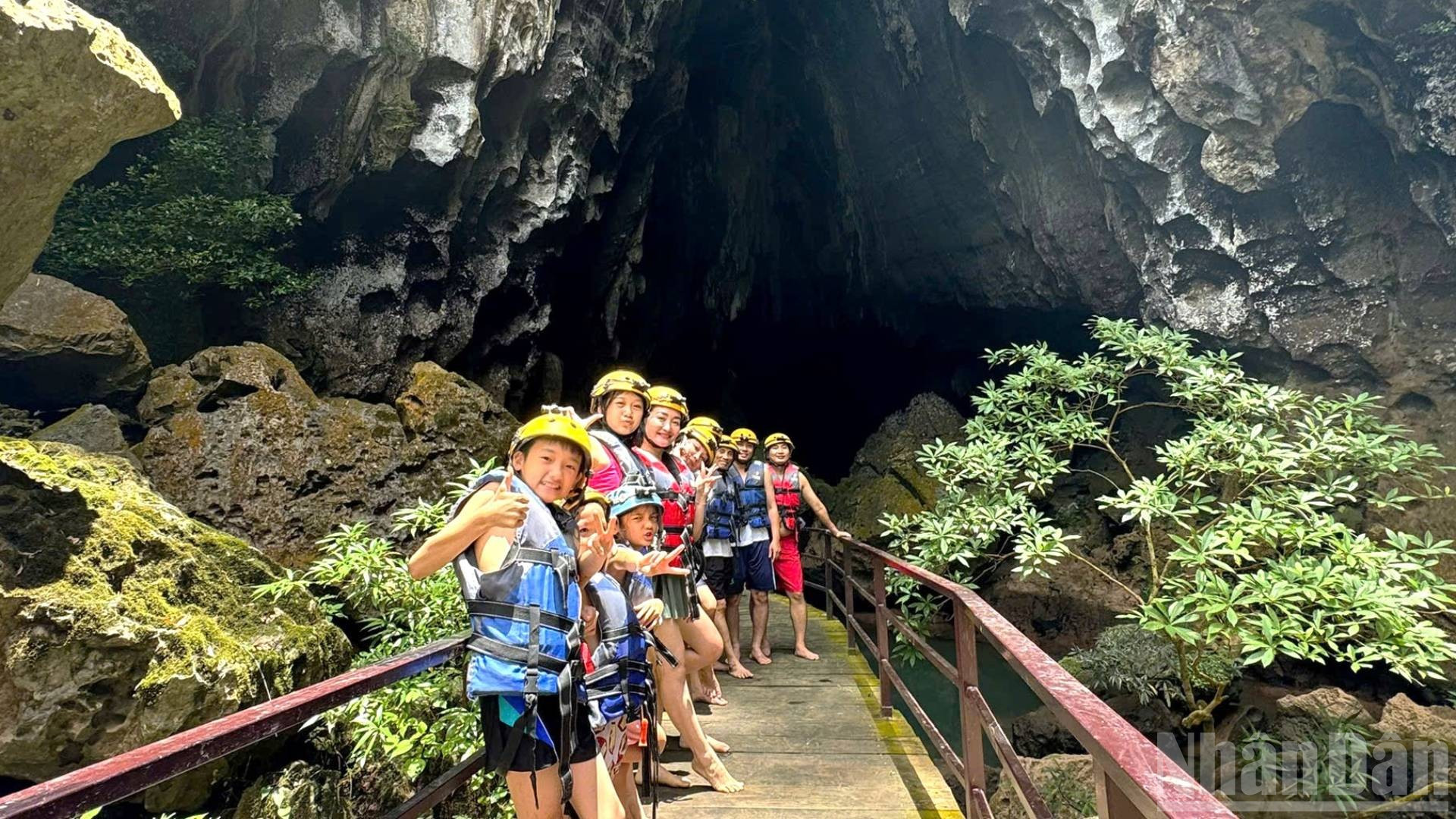 Không chỉ người lớn mà trải nghiệm trong hang Tối cũng mang tới sự hào hứng cho các em nhỏ. (Ảnh: Hằng Mỹ) ndo_br_z6909719931716-c6d59a09f640c7d2d334803e43f94748.jpg