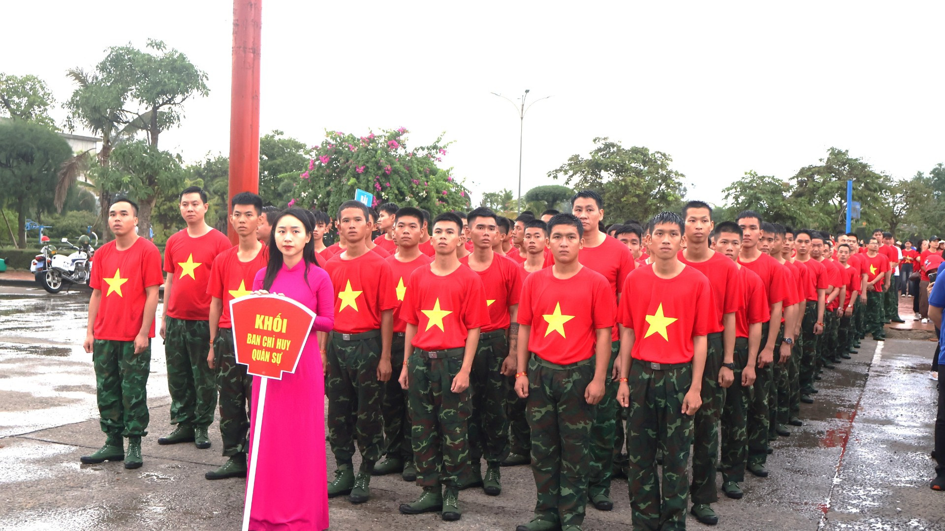 Lực lượng vũ trang tỉnh chỉnh tề hàng lối để chuẩn bị xuất phát. img-1440-5701.jpg