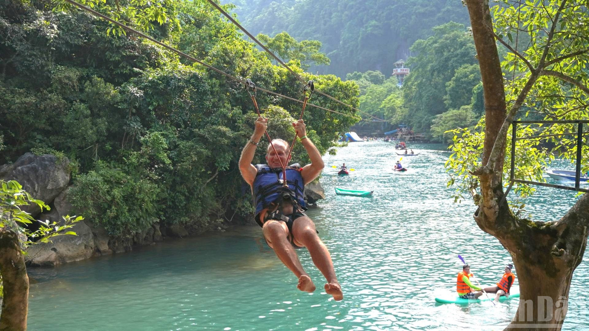 Khách nước ngoài đu zipline trên sông Chày đến cửa hang Tối. (Ảnh: Hằng Mỹ) ndo_br_dsc01830-1.jpg
