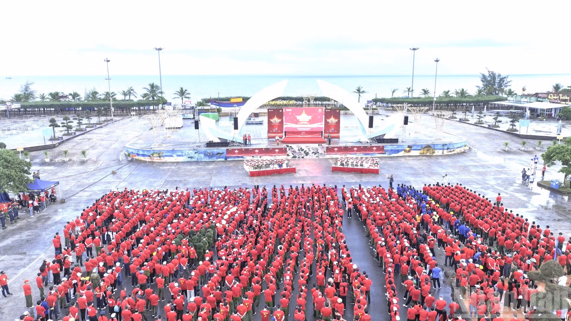 Dù đầu giờ có mưa to nhưng không khí của Chương trình tại trung tâm tỉnh Quảng Trị không vì thế mà kém sôi nổi, hào hứng.