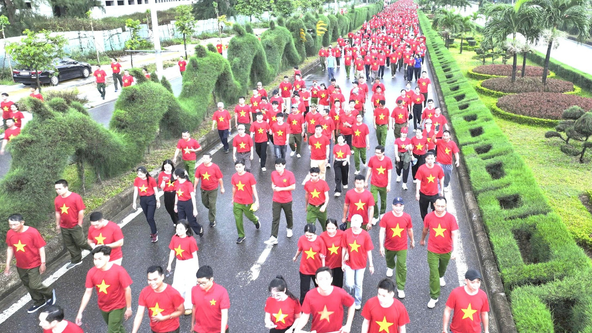 Các bạn trẻ với những bước chân nhanh, sôi nổi trên đường đi. di-bo-7394.jpg