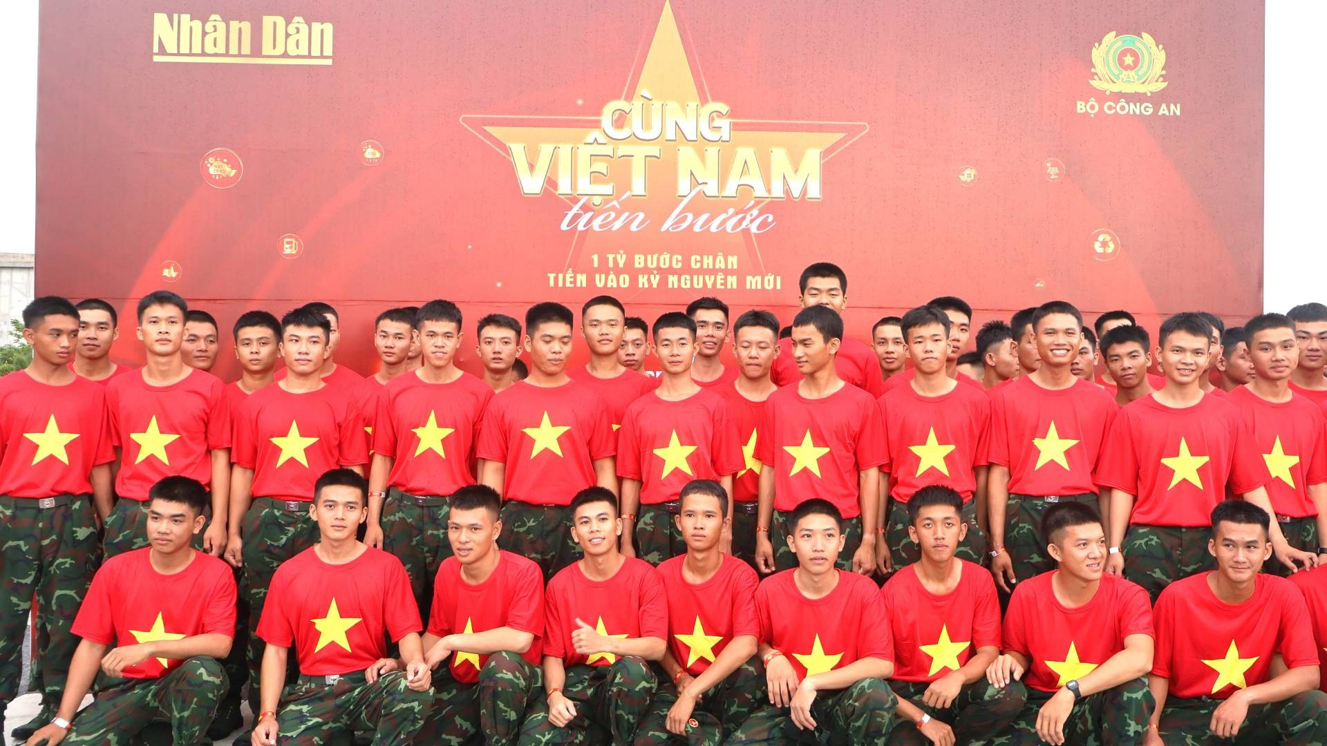 Lực lượng vũ trang Quảng Trị nghiêm túc trong bức hình lưu niệm. a2.jpg