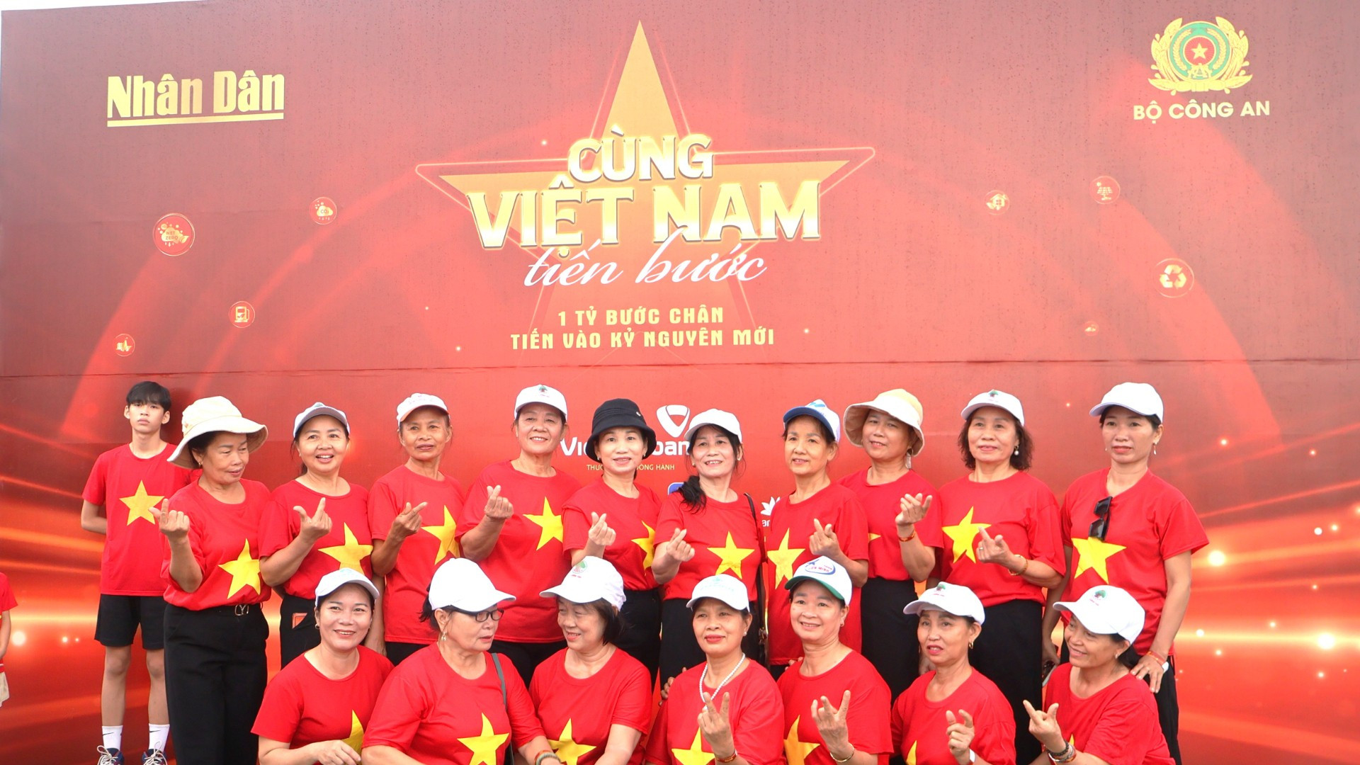 Công dân của phường Đồng Hới tranh thủ ghi lại khoảnh khắc đẹp. img-1484-3742.jpg