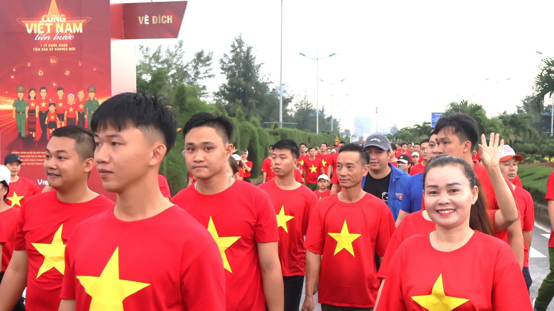 Về đích trong niềm vui qua những bước chân đều đặn trên chặng đường 3km. img-1469-2885.jpg