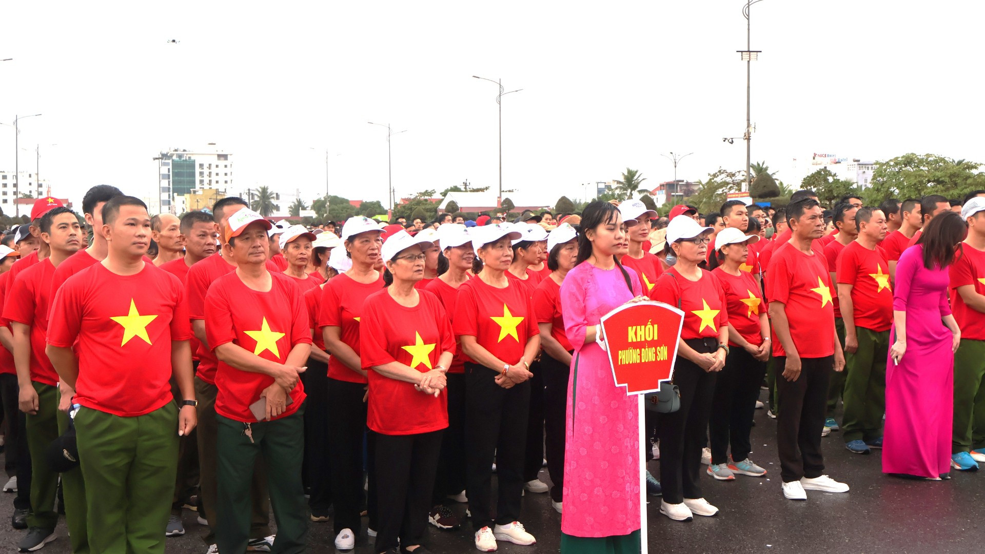 Người dân các phường, xã ở Quảng Trị hồ hởi, rất vui khi được tham gia Chương trình đi bộ nhiều ý nghĩa này. img-1436-894.jpg