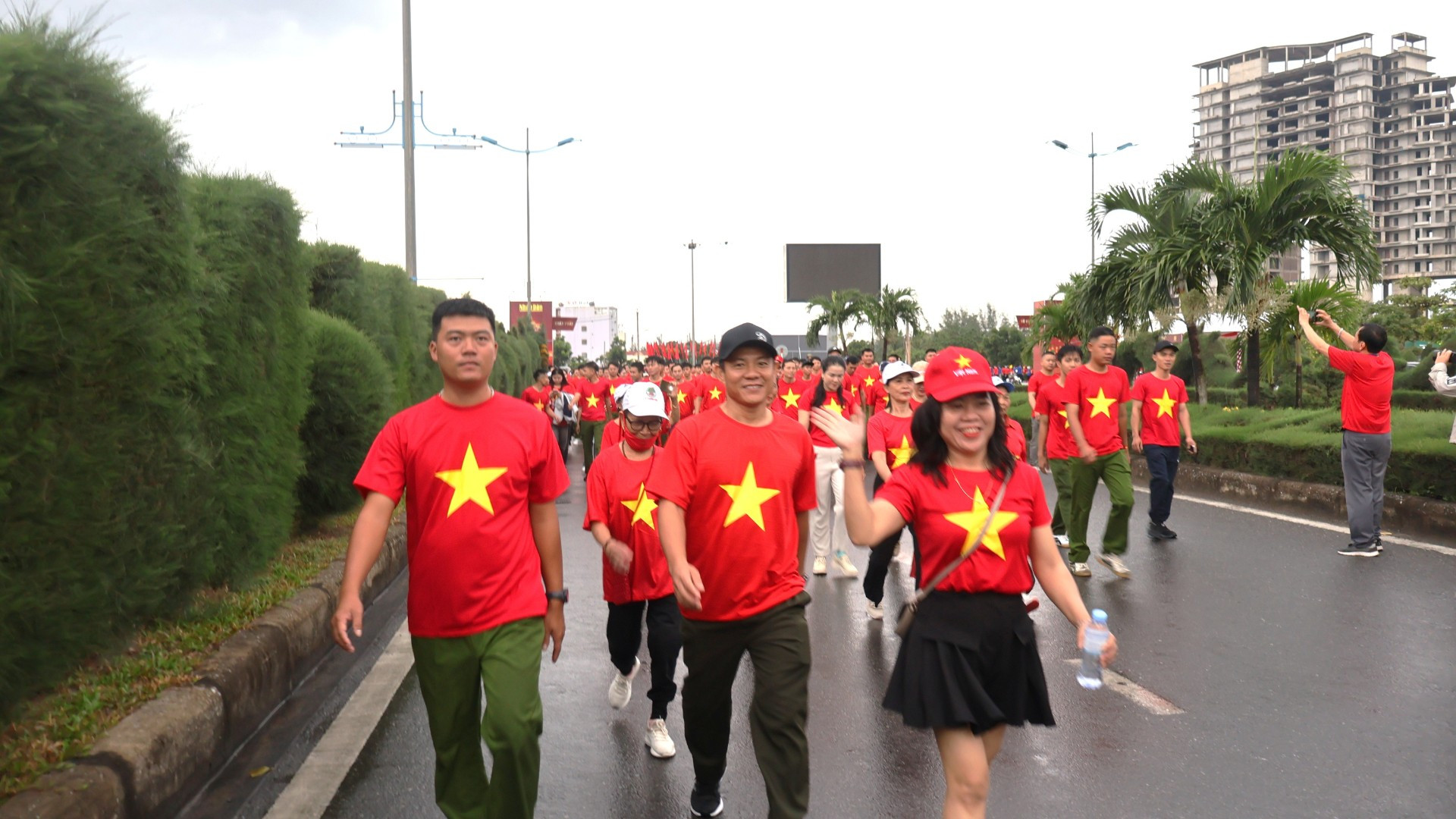 Với áo cờ đỏ sao vàng, niềm tự hào như trào dâng trong mỗi người, dù với hành động bình thường nhất, đó là đi bộ. img-1454-2623.jpg