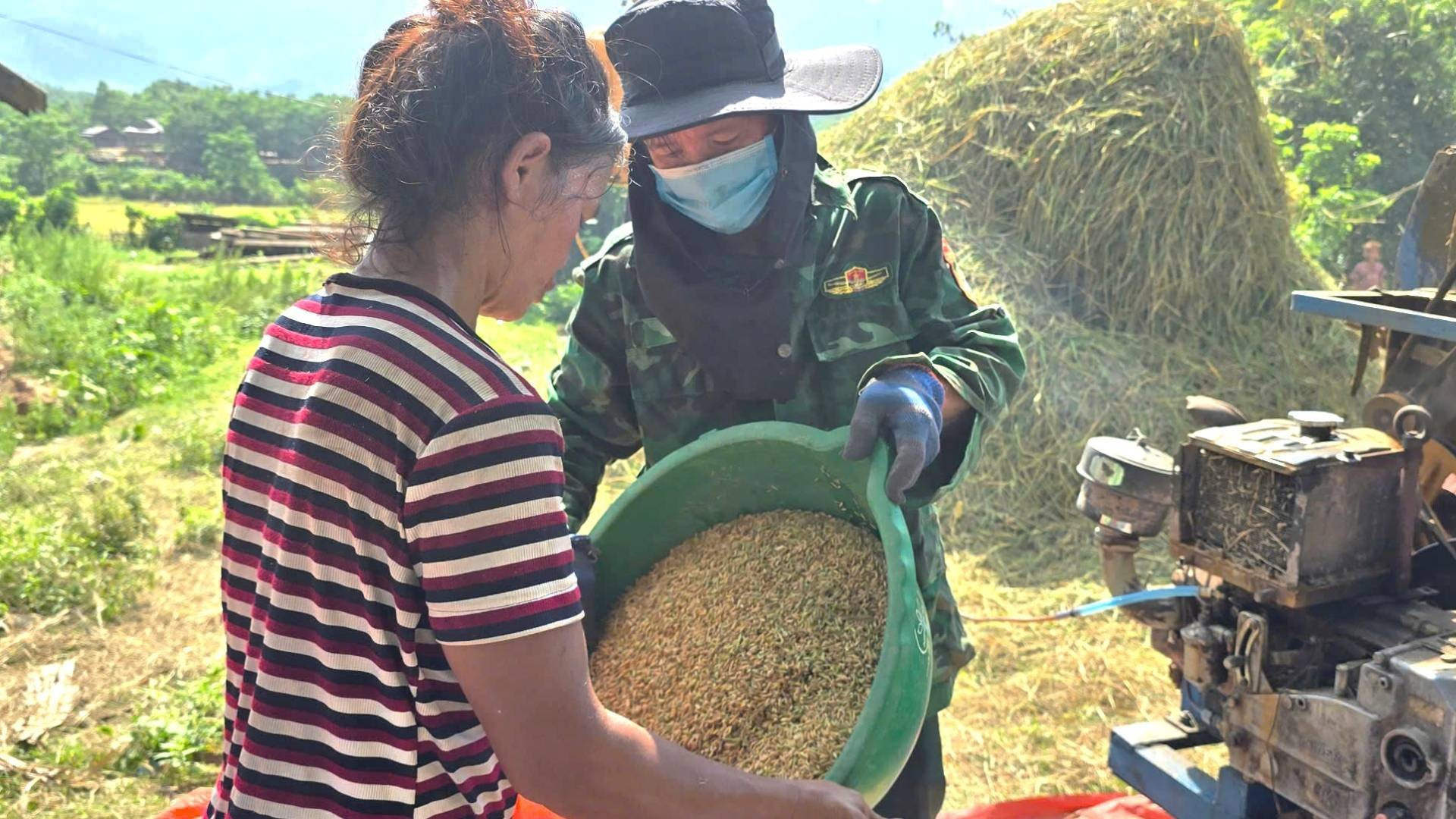 Những năm gần đây, các hộ gia đình người Rục biết làm lúa nước nên tự chủ được gần như cơ bản nguồn lương thực. Cánh đồng Rục Làn mỗi năm 2 vụ lúa đã giúp dân bản từng bước ổn định đời sống. a5.jpg