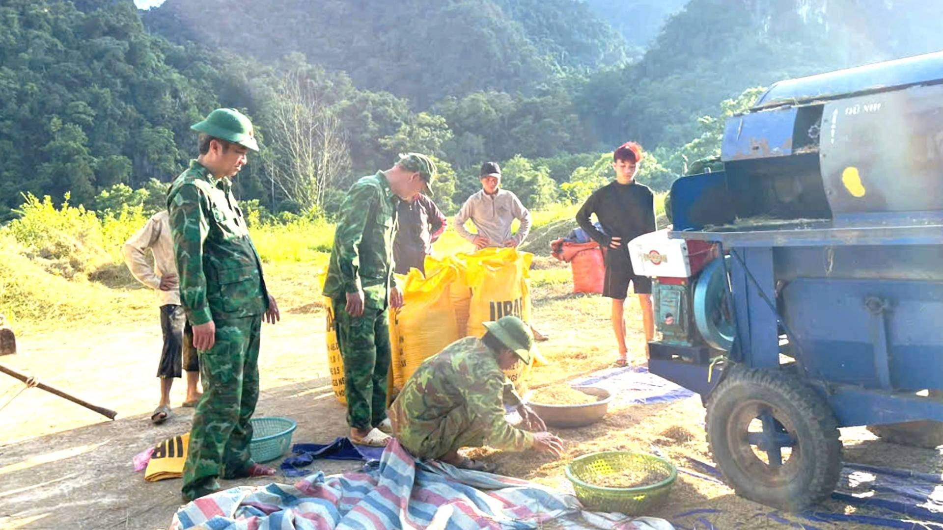Ban Chỉ huy Đồn Biên phòng Cà Xèng cũng xuống ruộng để động viên bộ đội và dân bản Rục thu hoạch lúa, trước khi những trận mưa rừng đổ xuống. a4.jpg