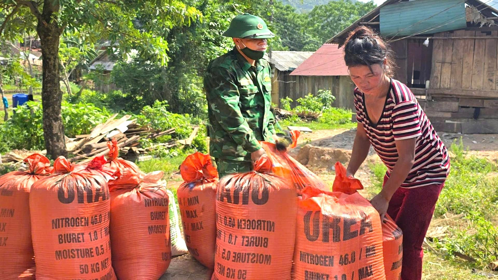 Chiến sĩ biên phòng đồng hành, hết lòng giúp đỡ bà con trong những công việc khó từ đầu đến cuối vụ sản xuất. a6.jpg