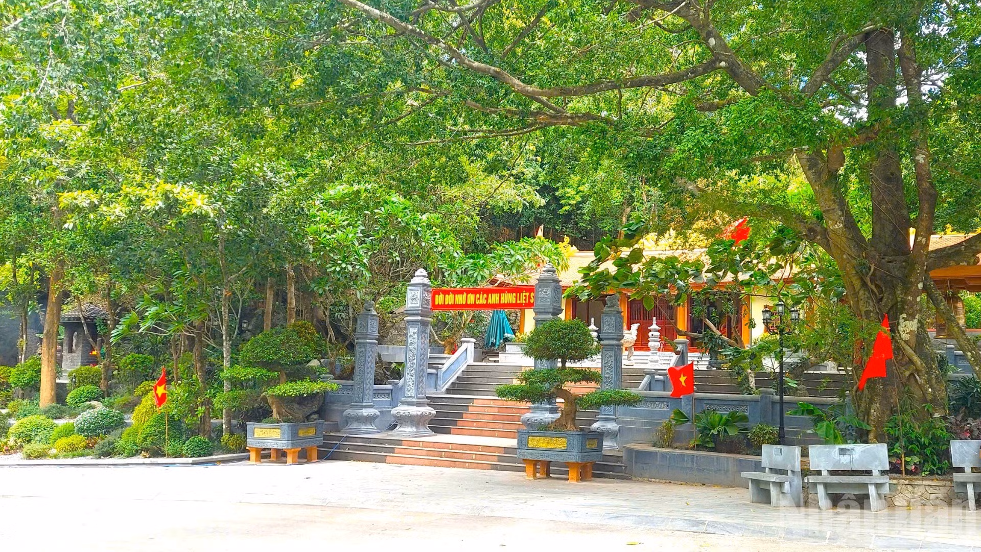 Phút tĩnh lặng ở Di tích quốc gia đặc biệt hang Tám Cô-đường 20 Quyết thắng. (Ảnh chụp cuối tháng 7/2026)