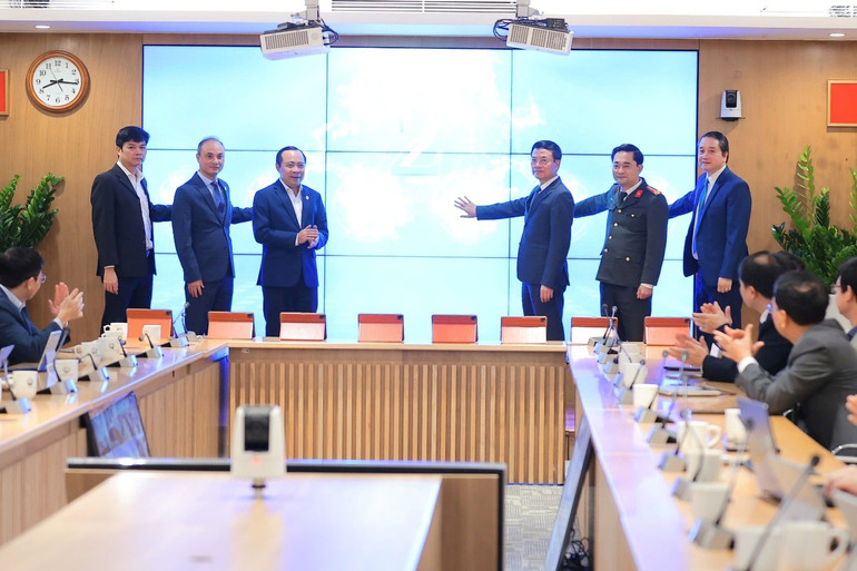 نمایندگان مراسم فشردن دکمه را برای راهاندازی رسمی سیستم انجام دادند. anh-bai-13-2.png