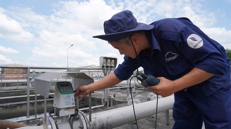 Anläggningen är utrustad med ett SCADA-system – en avancerad automationsteknik som övervakar och styr hela avloppsreningsprocessen på en datorskärm. anh-bai-7-3.jpg