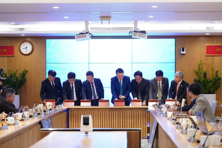 نمایندگان مراسم امضای قرارداد الکترونیکی را انجام دادند و وظایف پروژههای تحقیقاتی پایه و کاربردی مصوب را تعیین کردند. anh-bai-13-3-1.png