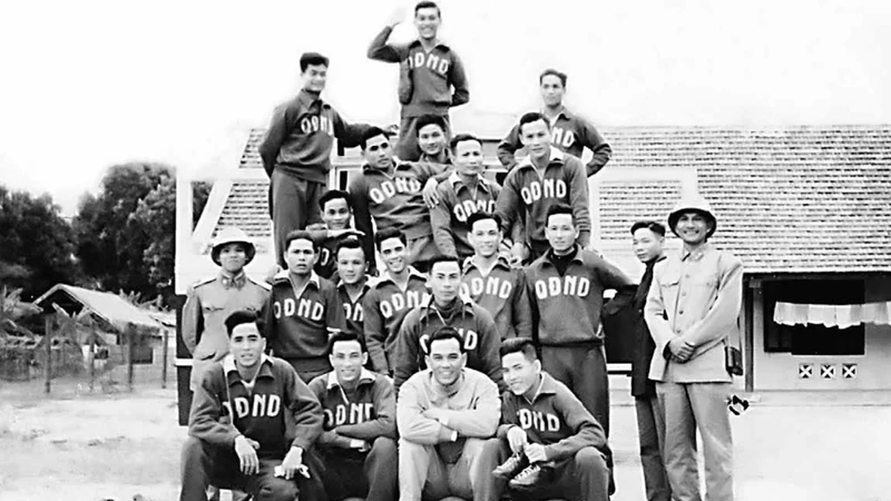 Bóng đá ở miền bắc 1954-1975: Giữa lửa đạn chiến tranh, song hành công cuộc kiến quốc