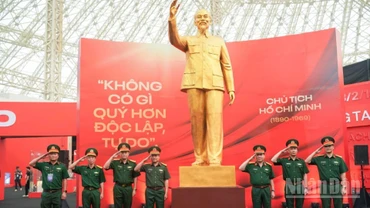 Những người lính “Bộ đội Cụ Hồ” trong không gian phân khu 1: Đảng Cộng sản Việt Nam ra đời - Bước ngoặt vĩ đại của lịch sử cách mạng Việt Nam tại Triển lãm “95 năm Cờ Đảng soi đường".