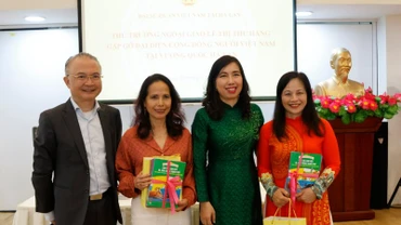 Thứ trưởng Ngoại giao Lê Thị Thu Hằng tặng sách giảng dạy tiếng Việt cho đại diện cộng đồng người Việt tại Hà Lan. (Ủy ban Nhà nước về người Việt Nam ở nước ngoài)