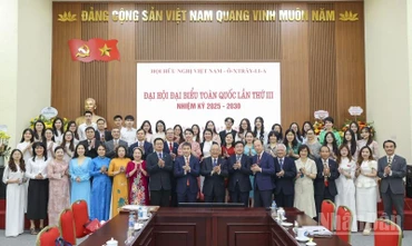 Ban Chấp hành Hội Hữu nghị Việt Nam-Australia khóa IV, nhiệm kỳ 2025-2030 ra mắt Đại hội. (Ảnh: KHÁNH LAN)