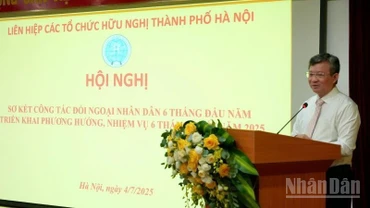 Chủ tịch Liên hiệp các tổ chức hữu nghị thành phố Hà Nội Nguyễn Ngọc Kỳ phát biểu tại hội nghị. (Ảnh: KHÁNH LAN)