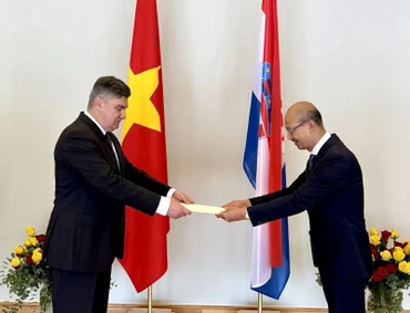 Đại sứ Việt Nam tại Croatia Bùi Lê Thái trình Thư ủy nhiệm của Chủ tịch nước Cộng hòa xã hội chủ nghĩa Việt Nam lên Tổng thống Cộng hòa Croatia Zoran Milanovíc. (Ảnh: Đại sứ quán Việt Nam tại Croatia)