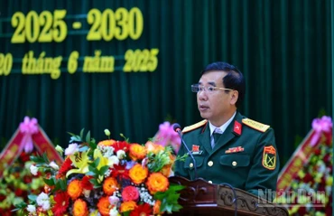 Đại tá Phạm Văn Đông, Chủ nhiệm Chính trị Quân khu 4 phát biểu chỉ đạo Đại hội.