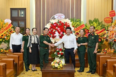 Phó Tổng Biên tập Báo Nhân Dân Quế Đình Nguyên tiếp đoàn đại biểu Sư đoàn 325, Quân đoàn 12 đến thăm, chúc mừng toàn thể cán bộ, phóng viên, biên tập viên Báo Nhân Dân nhân kỷ niệm 100 năm Ngày Báo chí Cách mạng Việt Nam.