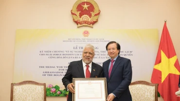 Thứ trưởng Văn hóa, Thể thao và Du lịch Tạ Quang Đông trao Kỷ niệm chương "Vì sự nghiệp Văn hóa, Thể thao và Du lịch" tặng Đại sứ Venezuela Jorge Rondon Uzcategui nhân dịp kết thúc nhiệm kỳ công tác tại Việt Nam. (Ảnh: Bộ Văn hóa, Thể thao và Du lịch)
