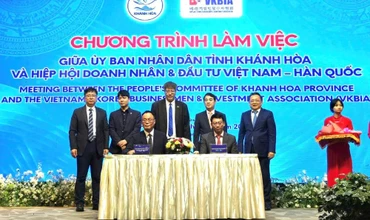 Ký kết Biên bản hợp tác chiến lược toàn diện giữa Hiệp hội Doanh nhân và Đầu tư Việt Nam-Hàn Quốc và Trường đại học Thái Bình Dương, Khánh Hòa. (Ảnh: Nguồn VKBIA) 