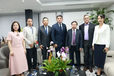 Phó Tổng thống Venezuela Jorge Márquez (đứng giữa) và Đại sứ Việt Nam tại Venezuela Vũ Trung Mỹ (thứ 3 từ trái sang) chụp ảnh cùng Đoàn công tác. (Ảnh: Đại sứ quán Việt Nam tại Venezuela)