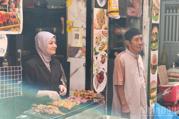 Món ăn Trung Đông bất ngờ thu hút khách du lịch và giới trẻ Thành phố Hồ Chí Minh.