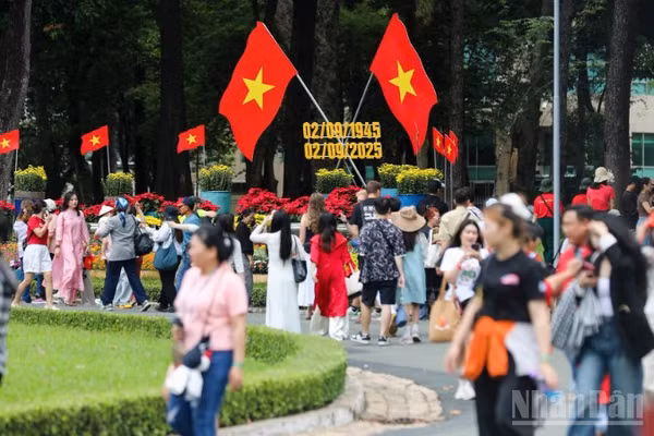 Người dân Thành phố Hồ Chí Minh rộn ràng đón tết Độc Lập 