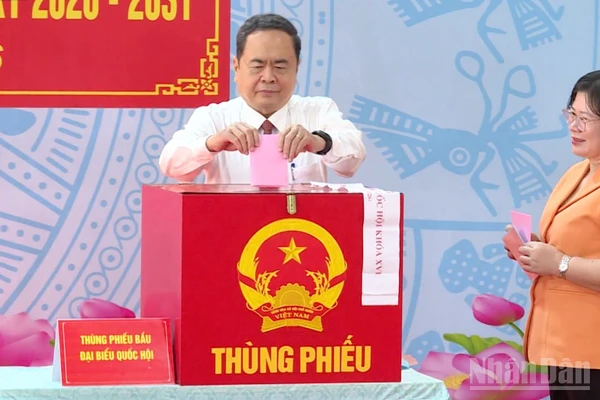 Ủy viên Bộ Chính trị, Chủ tịch Quốc hội, Chủ tịch Hội đồng Bầu cử quốc gia Trần Thanh Mẫn đã bỏ lá phiếu đầu tiên bầu đại biểu Quốc hội khóa XVI và đại biểu Hội đồng nhân dân các cấp nhiệm kỳ 2026-2031.