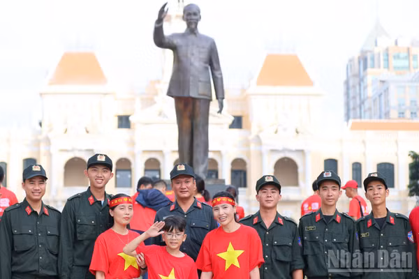 Người dân Thành phố Hồ Chí Minh cùng các lực lượng công an tự hào tham dự sự kiện.