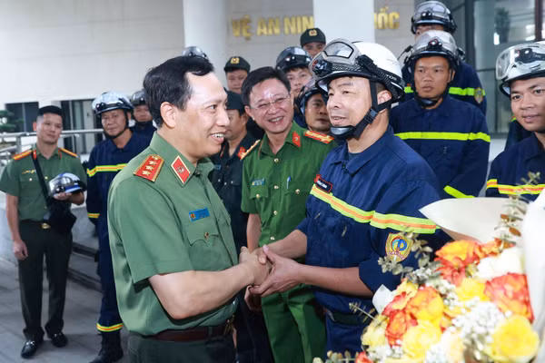 Thượng tướng Lê Văn Tuyến chia tay đoàn công tác xuất quân thực hiện nhiệm vụ cứu nạn, cứu hộ tại Venezuela.