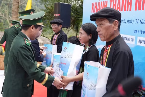 Thiếu tướng Vũ Quốc Ân, Phó Chính ủy Bộ đội Biên phòng trao quà tặng các gia đình tại Bản Giàng 2.