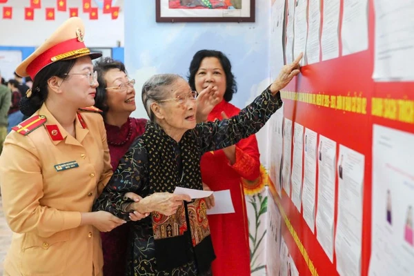 Cử tri Đoàn Thị Thuận, sinh năm 1925 đi bầu cử.