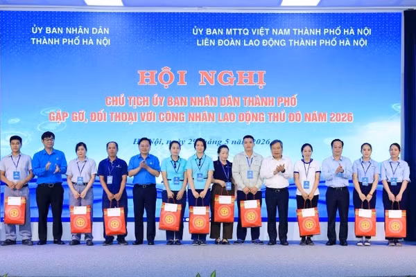Đồng chí Vũ Đại Thắng và đồng chí Nguyễn Anh Tuấn trao quà tặng công nhân, lao động. (Ảnh: ĐÌNH HIỆP)