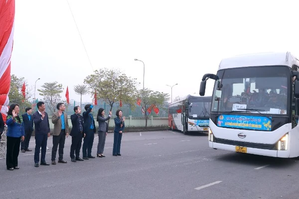Lãnh đạo thành phố và Liên đoàn Lao động Thành phố Hà Nội tiễn công nhân về quê đón Tết.