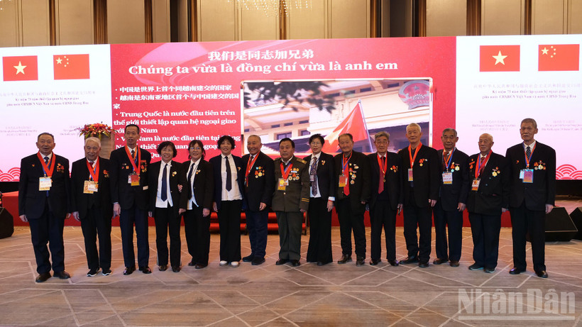 Các cựu chiến binh Trung Quốc từng tham gia giúp đỡ Việt Nam trong cuộc kháng chiến chống Mỹ, cứu nước chụp ảnh lưu niệm tại Lễ kỷ niệm 75 năm thiết lập quan hệ ngoại giao Việt Nam-Trung Quốc được tổ chức tại Bắc Kinh. 