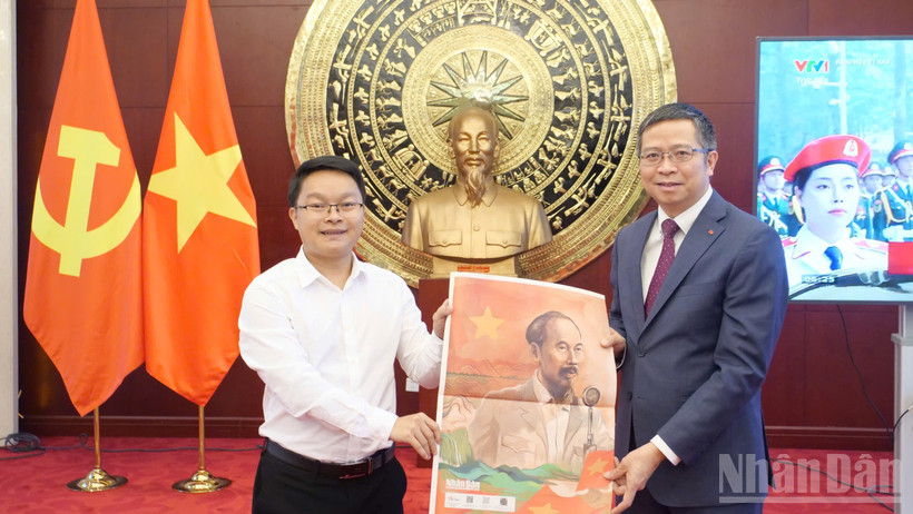 Đại diện Cơ quan thường trú Báo Nhân Dân tại Trung Quốc trao tặng phụ san đặc biệt tới Đại sứ Phạm Thanh Bình.