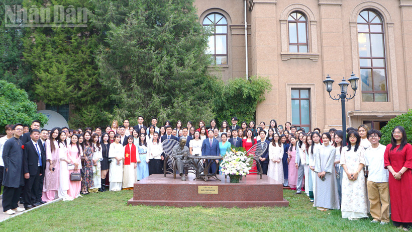 Đồng chí Nguyễn Duy Phóng cùng các cán bộ, đảng viên, đại diện cộng đồng và lưu học sinh chụp ảnh lưu niệm bên tượng Bác Hồ trong khuôn viên Đại sứ quán.