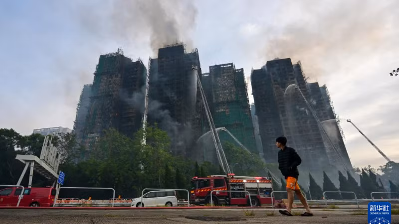 Các nỗ lực chữa cháy, cứu hộ vẫn tiếp tục trong sáng ngày 27/11. (Ảnh: TÂN HOA XÃ)