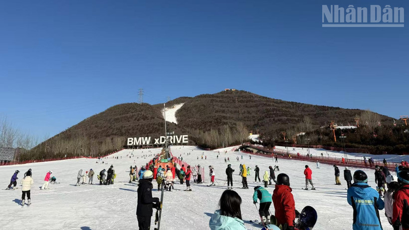 Bầu trời xanh và chất lượng không khí trong lành ở khu trượt tuyết Quân Đô Sơn ở ngoại ô Bắc Kinh những ngày đầu năm mới 2026. (Ảnh: HỮU HƯNG)