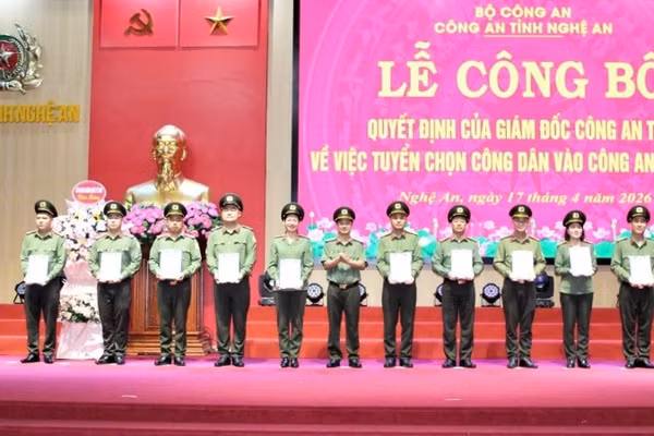 Đại diện lãnh đạo Công an tỉnh Nghệ An trao Quyết định tuyển chọn nhân viên an ninh hàng không vào Công an nhân dân.
