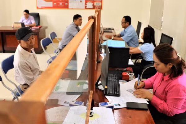 Người dân đến giải quyết thủ tục hành chính ở Trung tâm phục vụ hành chính công xã Nhôn Mai.