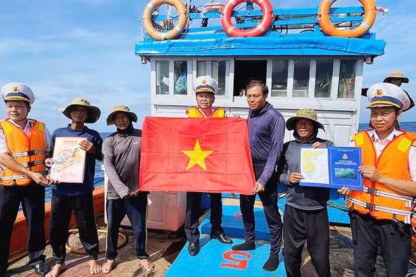 Tổ Bầu cử trao cờ Tổ quốc và quà cho các ngư dân tàu QNg 96435 TS, sau khi các ngư dân tàu hoàn thành bầu cử.