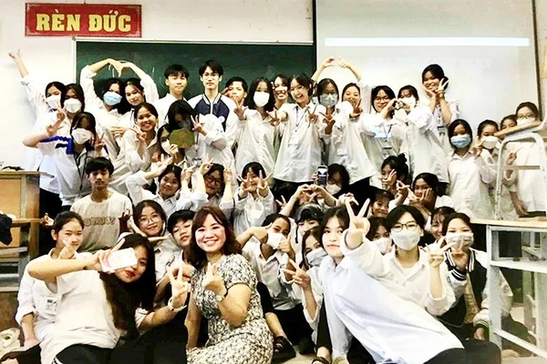 Cô Quỳnh và các học sinh của mình.