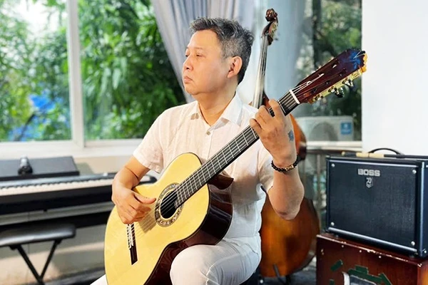 Nghệ sĩ guitar Lê Hùng Phong vẫn miệt mài với các dự án cộng đồng. Ảnh: NVCC